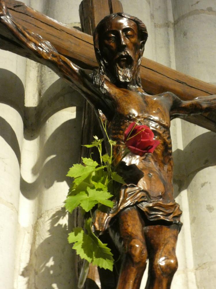 Christ en croix avec rose sur le coeur et feuilles de vigne